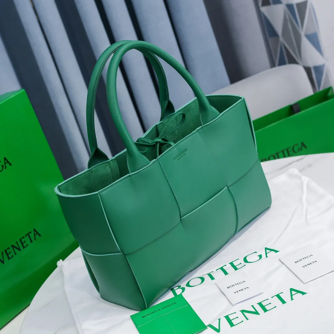 Batch 1860 BottegaVeneta# 🧷Early autumn SLIP tote handbag, the oversized woven design really makes it a huge gap from ordinary tote bags 🔗🔗The interior is matched with a leather system ⛓Daniel Lee leads the brand gene to continue to evolve with fresh inspiration🧬🧬 Showing the balance between luxury and reality👉Wild green Size: 36*24*12【9892#】